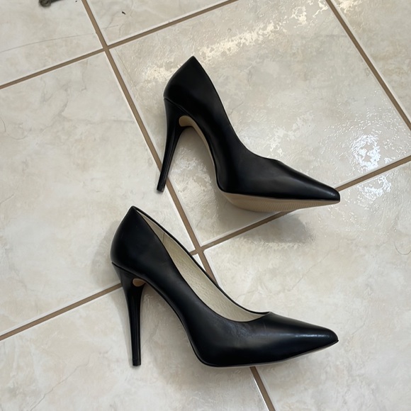 Michael Kors Black Pointed toe Pumps - Picture 4 of 9
